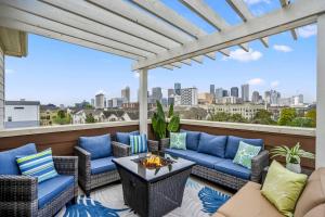 um pátio com mobiliário e vista para a cidade em Posh Dtwn/Midtown Home w Stunning Roof-Top Terrace em Houston