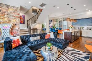 Χώρος καθιστικού στο Posh Dtwn/Midtown Home w Stunning Roof-Top Terrace