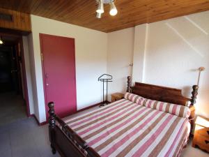 En eller flere senge i et værelse på Appartement Chamrousse, 2 pièces, 6 personnes - FR-1-549-109