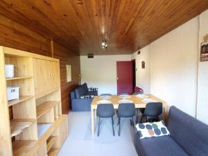 a dining room with a table and chairs at Appartement Chamrousse, 2 pièces, 6 personnes - FR-1-549-109 in Chamrousse