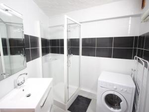 Et badeværelse på Appartement Chamrousse, 2 pièces, 6 personnes - FR-1-549-109
