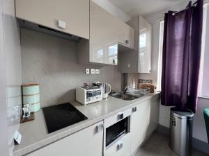 Kuchyň nebo kuchyňský kout v ubytování C41-Cozy studio flat in Finchley Central