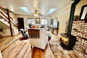 uma sala de estar com lareira e fogão em Twain Harte Hideaway em Twain Harte