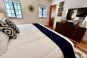 um quarto com uma grande cama branca e uma cómoda em Twain Harte Hideaway em Twain Harte