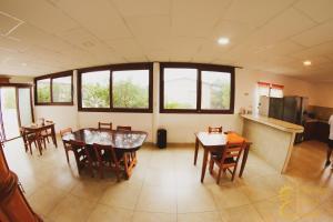 a kitchen and dining room with a table and chairs at Hostal Punta Arena in Puerto Villamil