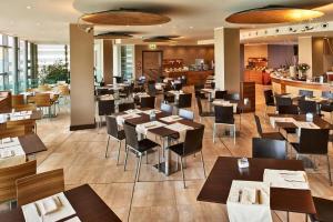 un restaurante con mesas y sillas y un bar en Hotel Cruise, en Lucino