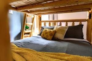 una cama con almohadas en una habitación en The Revy Dream, en Revelstoke