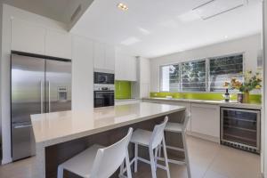 Noosa gem! Walking distance to cafes - shops - Sunshine Beach and dog Beach的厨房或小厨房