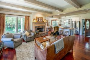 Posezení v ubytování Tranquil Wyoming Cabin Near Uintas - 105 Acres!