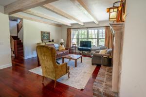 Posezení v ubytování Tranquil Wyoming Cabin Near Uintas - 105 Acres!