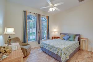 Un dormitorio con una cama y un sofá y ventanas. en Fort Myers Vacation Rental with Pool Access!, en Fort Myers 28 fotos más