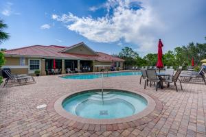 un patio con una piscina con mesa y sillas en Fort Myers Vacation Rental with Pool Access!, en Fort Myers
