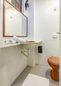 een badkamer met een wastafel en een spiegel bij Pousada Via Mar Búzios in Búzios