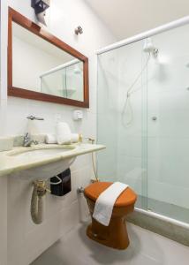 een badkamer met een toilet en een glazen douche bij Pousada Via Mar Búzios in Búzios