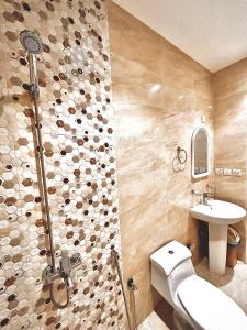 شقة خاصة مؤثثة بالكامل للتأجير اليومي في حفر الباطن: حمام مع دش ومرحاض ومغسلة