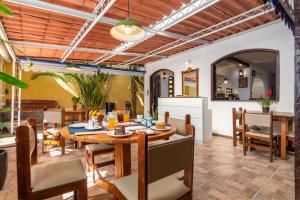 a dining room with a table and chairs at Pousada Via Mar Búzios in Búzios +53 photos