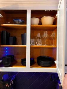 Stylish & Romantic Home, Long-term friendly, King في باتون روج: خزانة مليئة بالأطباق والأطباق والأطباق