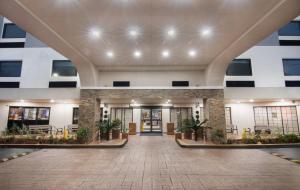 Holiday Inn Express and Suites Fort Lauderdale Airport West, an IHG Hotel في ديفي: اطلالة على بهو مبنى