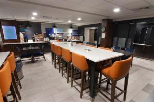 Holiday Inn Express and Suites Fort Lauderdale Airport West, an IHG Hotel 레스토랑 또는 맛집