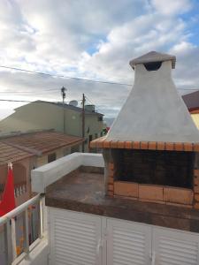 vista su un tetto di un edificio di Casa Tropicana a Paul do Mar