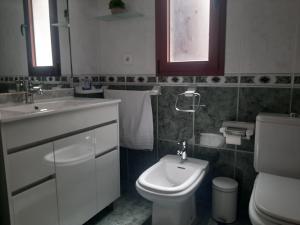 bagno con servizi igienici bianchi e lavandino di El apartamento de MATITA - free parking and beach a Telde