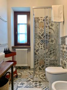 a bathroom with a shower and a toilet at Cascina Villa - Casa di campagna tra le nocciole in Levice