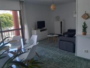 un soggiorno con tavolo e divano di El apartamento de MATITA - free parking and beach a Telde