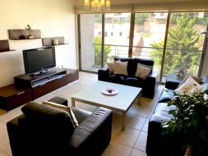 A seating area at Sleek & Cozy Apartment with Pool & Patio In Abdoun