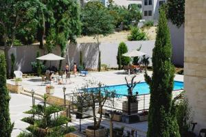 The swimming pool at or close to Sleek & Cozy Apartment with Pool & Patio In Abdoun