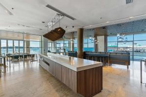 Un restaurante o sitio para comer en Hilton Auckland