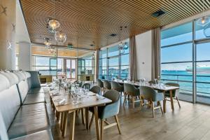 Un restaurante o sitio para comer en Hilton Auckland