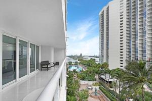 Apartamento con balcón con vistas a un edificio en Funkin' Fabulous! Water & City Views! 4BR, en Miami