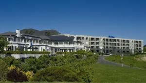 un grande edificio bianco con una strada davanti di Hilton Lake Taupo a Taupo