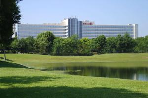 a view of a building and a pond in front of a building at Hilton Orlando/Altamonte Springs in Orlando