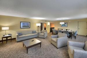 uma sala de estar com sofás e cadeiras e uma mesa em Hilton Orlando/Altamonte Springs em Orlando