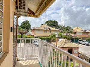 - un balcon avec vue sur le parking dans l'établissement F2 rénové, climatisé et lumineux, à Cayenne