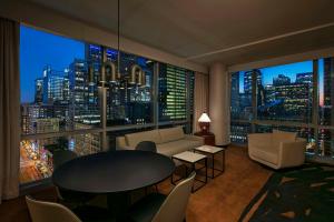 Istumisnurk majutusasutuses theWit Chicago, a Hilton Hotel