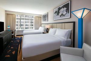 Voodi või voodid majutusasutuse theWit Chicago, a Hilton Hotel toas
