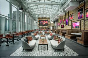 Istumisnurk majutusasutuses theWit Chicago, a Hilton Hotel