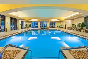 Embassy Suites Murfreesboro - Hotel & Conference Center في مورفريسبورو: مسبح مع اضاءة زرقاء في لوبي الفندق