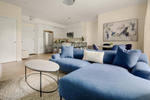 uma sala de estar com sofás azuis e uma mesa em Heart of Olde Town - Urban Retreat - 95 Walk Score em Arvada