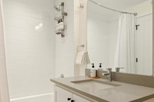 Heart of Olde Town - Urban Retreat - 95 Walk Score في أرفادا: حمام أبيض مع حوض ودش +28 صورة