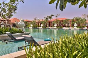 uma piscina no resort em Hilton Nay Pyi Taw em Nay Pyi Taw