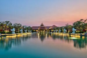 vista para uma piscina num resort ao anoitecer em Hilton Nay Pyi Taw em Nay Pyi Taw