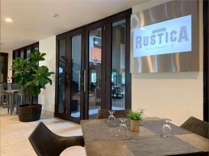 ein Restaurant mit einem Tisch und Stühlen und einem Schild, das rustica liest in der Unterkunft Caribe Hilton in San Juan