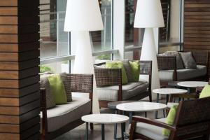 um pátio com cadeiras e mesas com almofadas em Caribe Hilton em San Juan