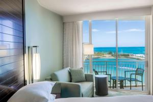1 dormitorio con 1 cama y 1 habitación con balcón en Caribe Hilton en San Juan