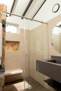 a bathroom with a glass shower and a sink at Espectacular Villa en Copacabana in Copacabana