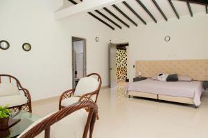 a bedroom with a bed and a table and chairs at Espectacular Villa en Copacabana in Copacabana