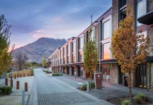 uma rua com edifícios e uma montanha ao fundo em DoubleTree by Hilton Queenstown em Queenstown